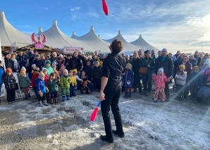 Spectacle de rue avec un jongleur