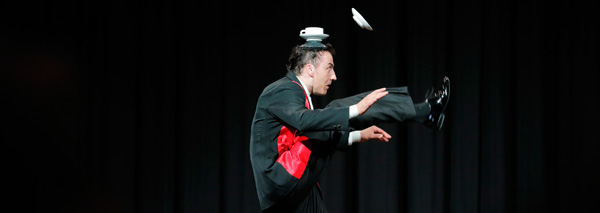 Silvio Sotirov et son spectacle de comédie acrobatique