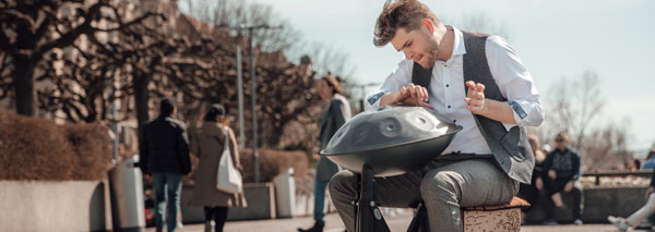 Jonas Straumann – der Handpan-Spieler