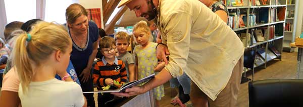 Interactive lecture for children with dinosaur researcher Archibald