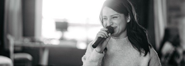Naomi Ben – Zeremonienleiterin, Sängerin und DJane