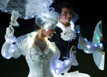 Spectacles de marche avec des costumes LED