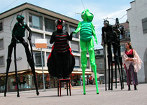 Walk-Acts - theatralische Figuren auf Stelzen