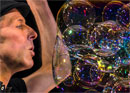 Nicky Viva – bubble art and balance acts