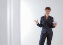 Speaker professionnelle pour voix off