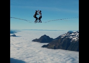 Hochseilakt auf der Slackline