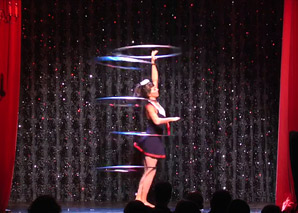 Hula-Hoop-Show - the woman with the tires