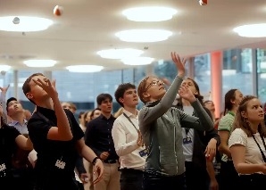Programme pour enfants avec le jongleur du record du monde